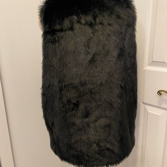 Mossimo Women's Faux Fur Black Vest Large Soft Sleeveless Lined Fall Winter - Picture 2 of 6